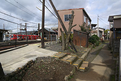 北府駅（旧名;西武生駅)の越前武生駅方面ホームの出入口