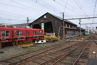 福井鉄道・西武生駅(現・北府駅)木造の車庫