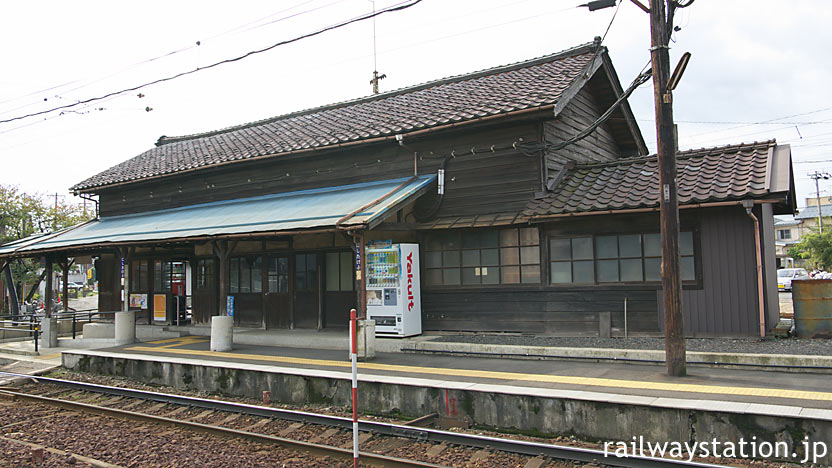 福井鉄道・北府駅の木造駅舎、ホーム側側面の風景