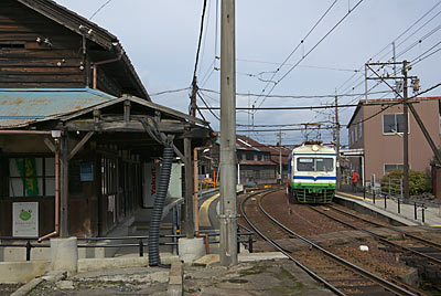 西武生駅(現・北府駅)に入線する福井鉄道の古豪200形電車