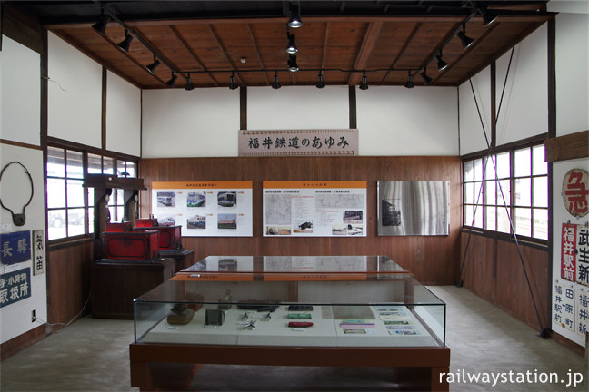 福井鉄道・北府駅、改修された木造駅舎は福鉄のミニ博物館風に