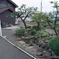 福井鉄道・西武生駅（現・北府駅）ホーム上の枯池のある庭園風空間