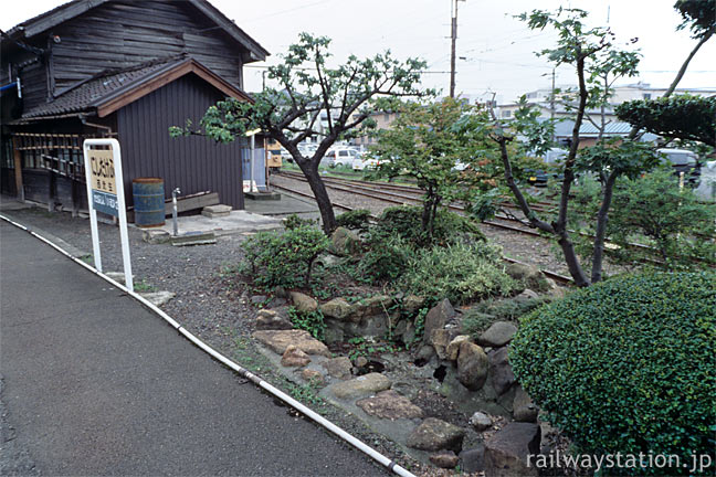 福井鉄道・西武生駅プラットホーム上の池のあるミニ庭園跡
