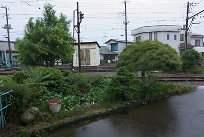 岳南電車・岳南富士岡駅、構内通路横の池庭