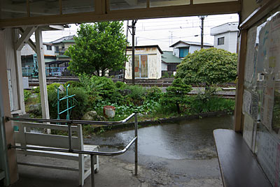 岳南鉄道(岳南電車)・岳南富士岡駅、待合室と池庭