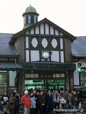 屋根の塔やハーフティンバーなど造りが洋風の木造駅舎・原宿駅