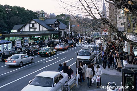 日曜日の原宿駅前、木造駅舎から溢れるような人波…