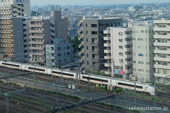 さいたま新都心駅付近、回送中の特急スワローあかぎ用651系電車