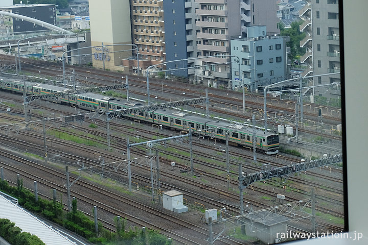 ホテルメトロポリタンさいたま新都心のトレインビュー、高崎線・東京上野ラインの列車