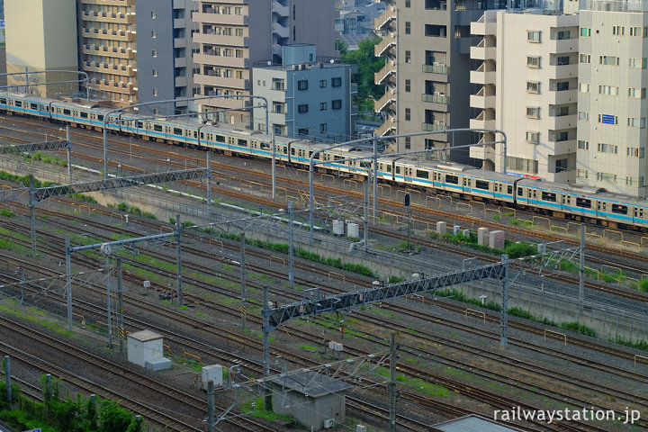 JRさいたま新都心駅付近、京浜東北線の列車