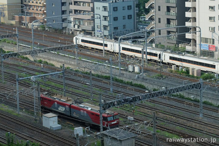 さいたま新都心駅付近、貨物線を走るEH500形電気機関車