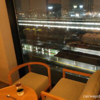 富士山三島東急ホテル、部屋のソファーで寛ぎのトレインビュー