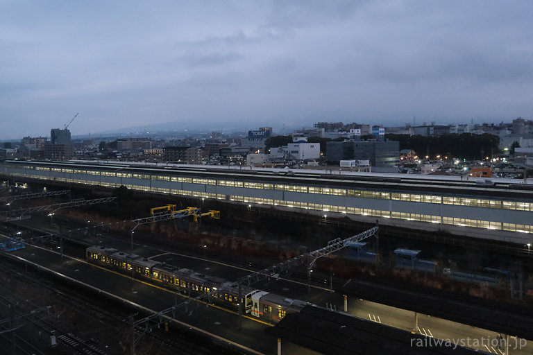 三島駅横の三島東急ホテル、夜明け前、東海道本線のトレインビュー