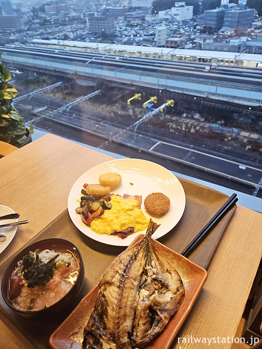 富士山三島東急ホテルレストラン、朝食ビュッフェを味わいながらトレインビュー