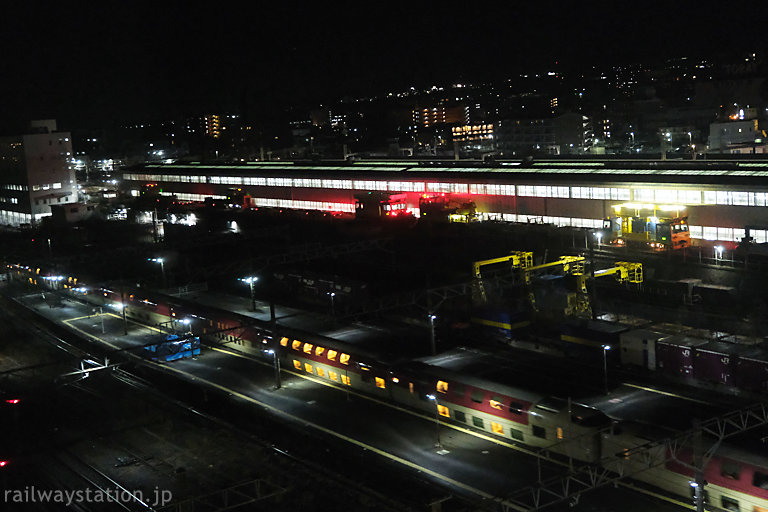 三島駅を通過するサンライズエクスプレスを三島東急ホテルから見る