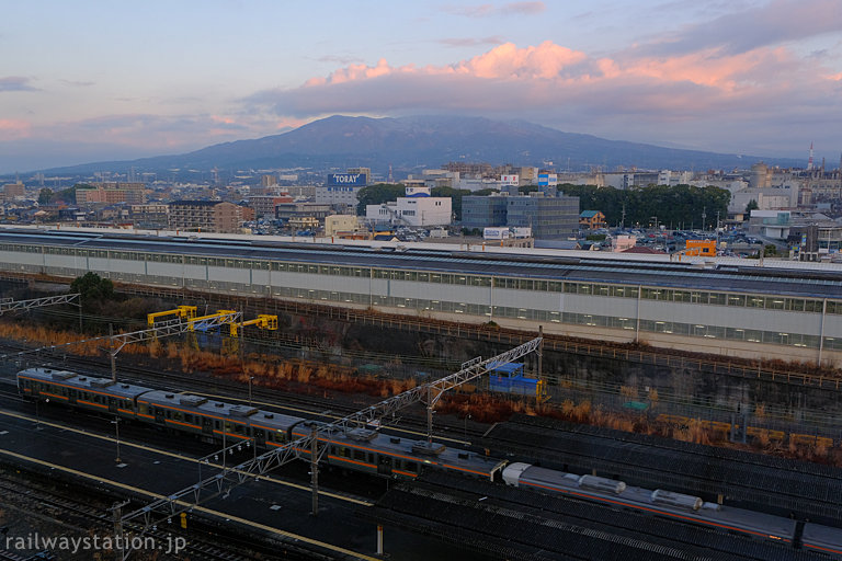 夜が明けたJR三島駅、富士山は雲の背後に…