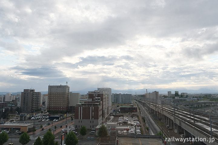 ワイズホテル旭川駅前から眺める旭川市内とJR線の高架