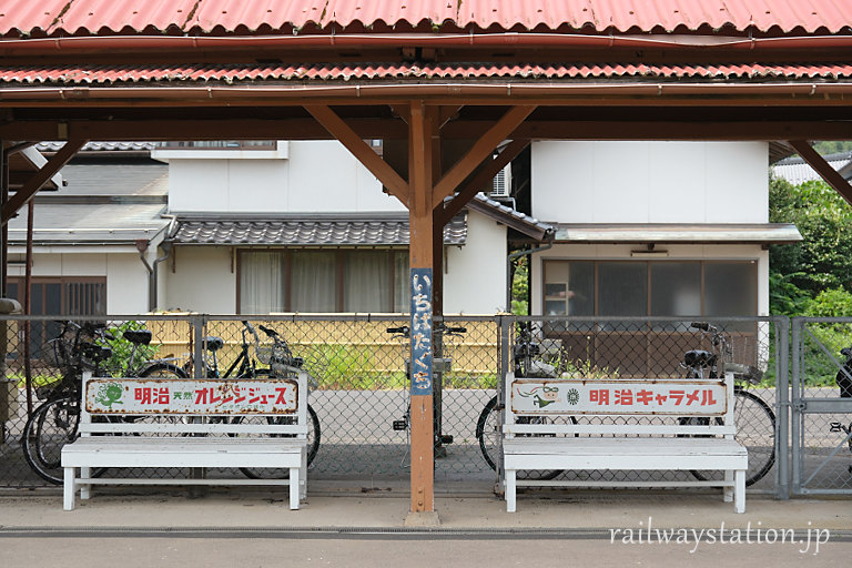 一畑電車・一畑口駅、駅中にある明治のホーロ看板付の木製ベンチ