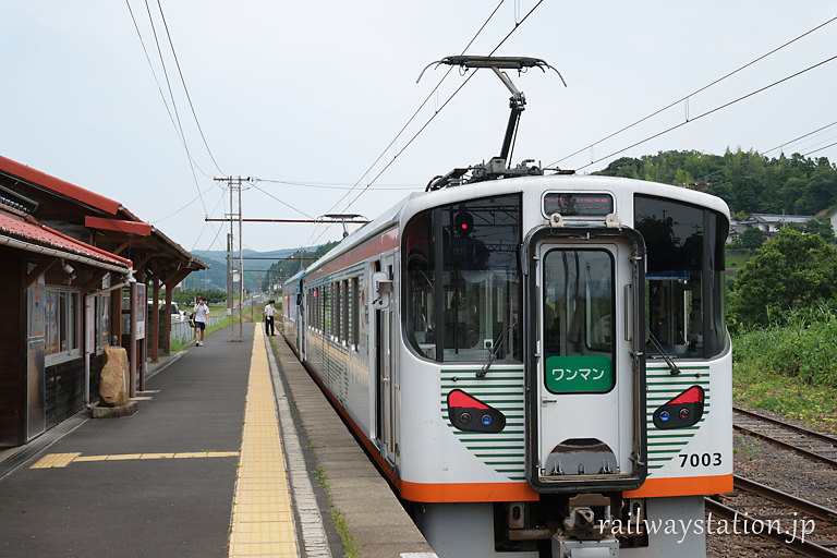 一畑電車・北松江線。一畑口駅に停車する7000系電車