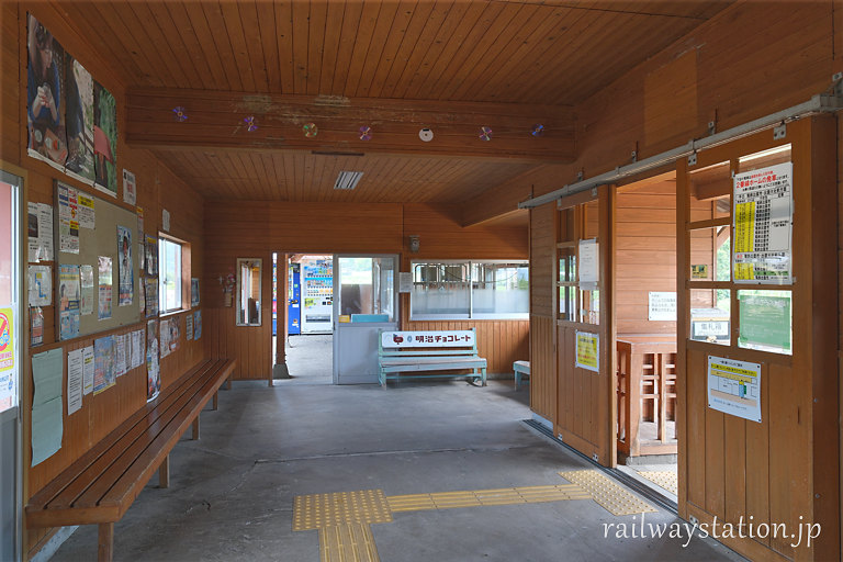 一畑電車・北松江駅の木造駅舎、島根県の杉で改修された待合室