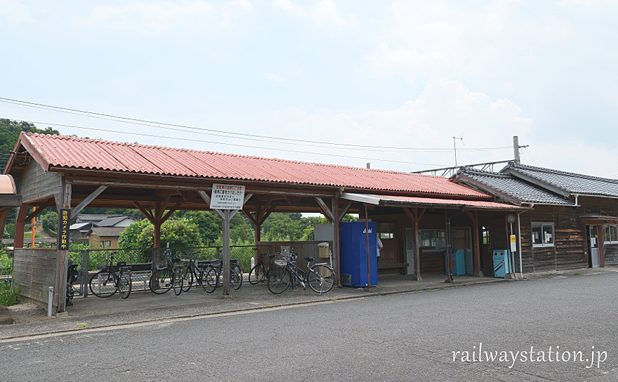 一畑電車・一畑口駅、駅舎の横の立派な木造上屋