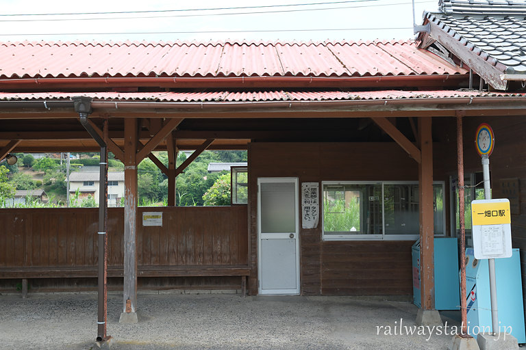 一畑電車・一畑口駅、木造上屋下のバス待合所