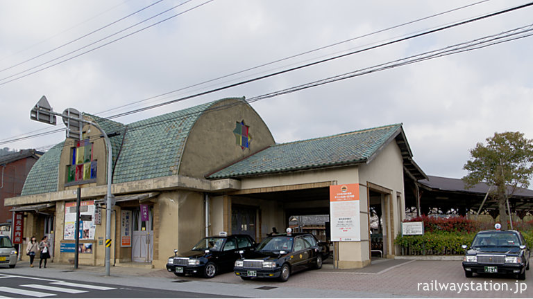 一畑電車・出雲大社前駅の駅舎、右手の降車用改札口付近とタクシー