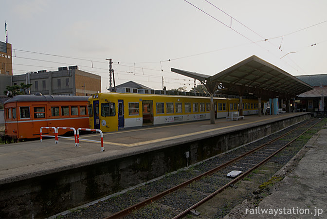 一畑電車・出雲大社前駅ホーム、静態保存中のデハニ52と元京王の2100系