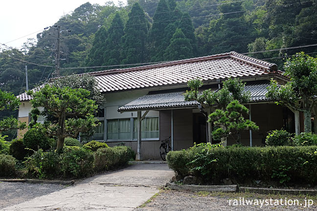 山陰本線・居組駅、古い木造駅舎の前には緑豊かな庭園風の一角