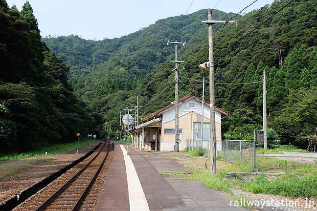 兵庫県新温泉町、集落から離れた山陰本線の秘境駅、居組駅