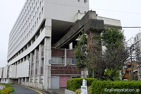 大将軍駅跡・高尾アパートから伸び出る姫路モノレールの軌道