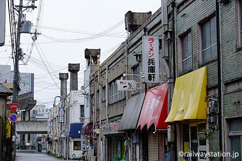 姫路モノレール廃線跡、建物に残るコンクリートの橋台跡