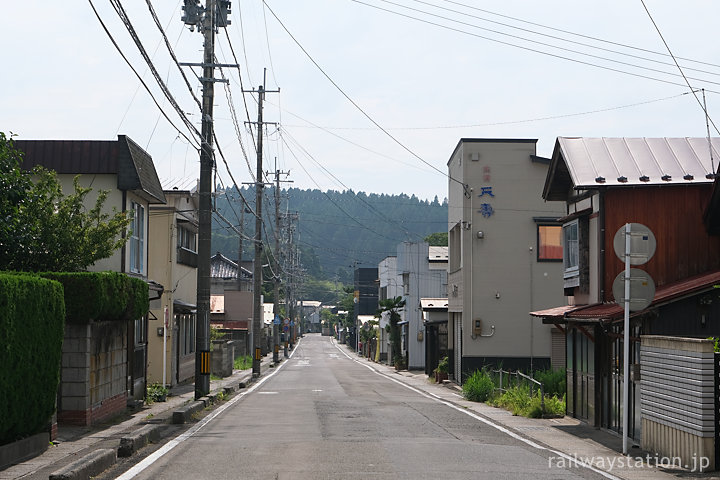 秋田県由利本荘市、羽後亀田駅から約2.5㎞離れた亀田の町並み。