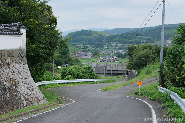 岡山県久米南町、坂の上から見下ろす街の風景