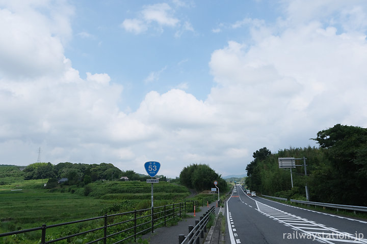 岡山県、夏の久米南町、国道53号線美咲町との境界線付近