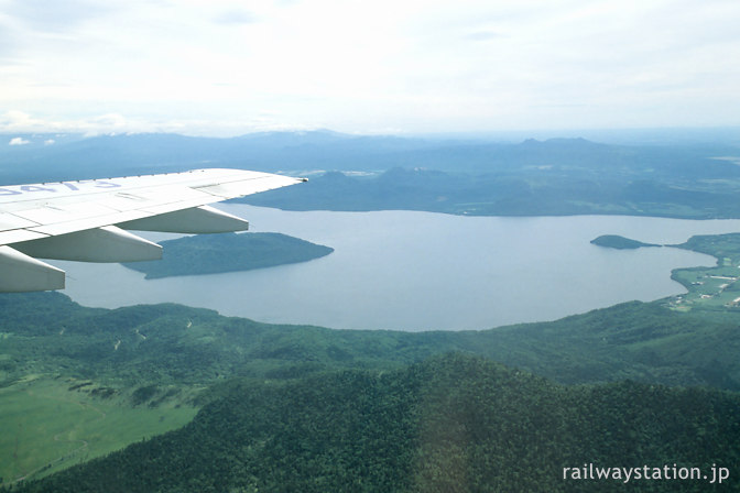 JAL羽田発女満別行き機内から見た屈斜路湖