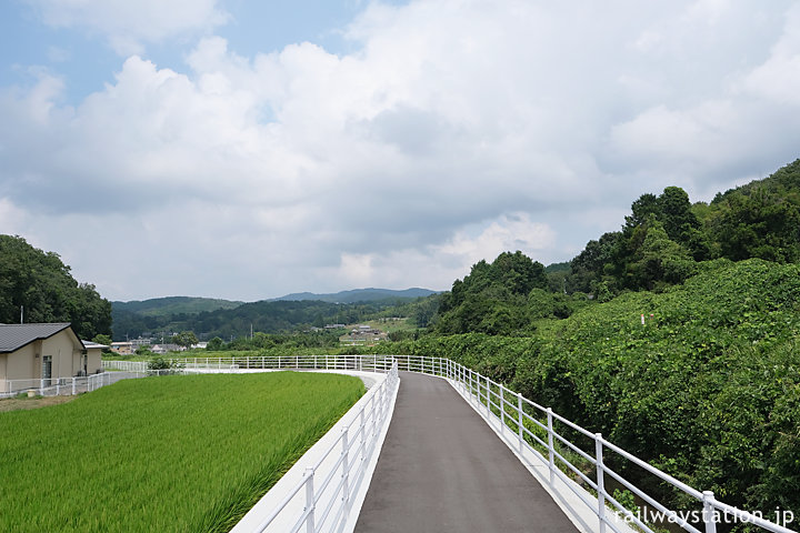 岡山県美咲町、こじんまりとした道を走り亀甲駅へ…