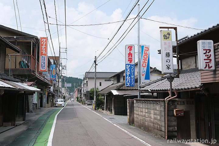 岡山県美咲町、亀甲駅近くの街並み