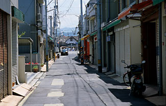 愛媛県松山市、三津駅前の商店街