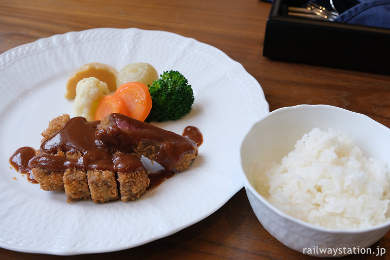 門司港駅舎みかど食堂、ランチコースメインのビーフカツレツ