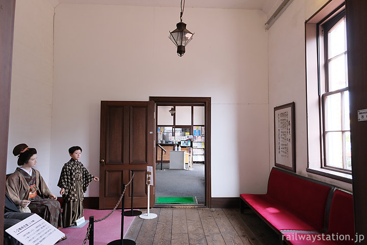 日本最古の駅舎、長浜駅旧駅舎の一・二等待合室