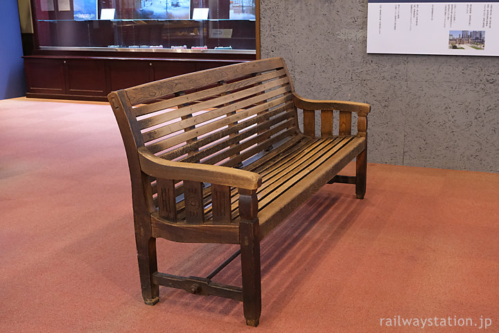 長浜鉄道スクエア、大正時代製作の動輪入り木製長椅子