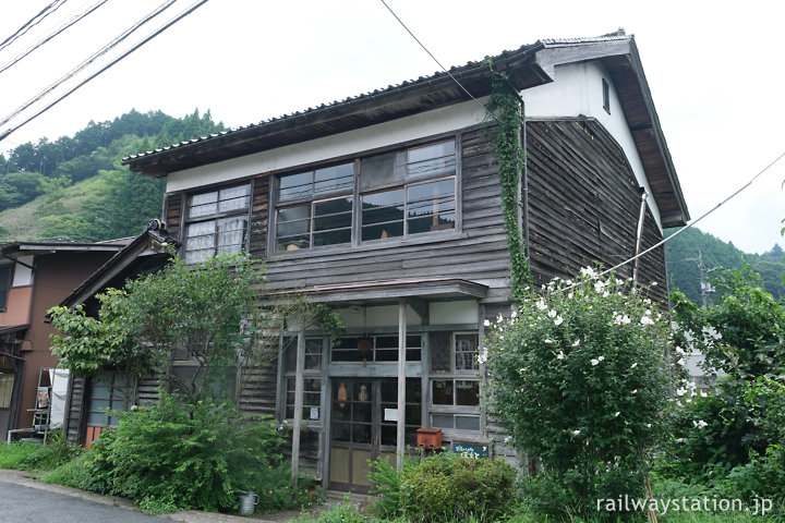 鳥取県那岐駅近く、旧郵便局舎だった木造建築
