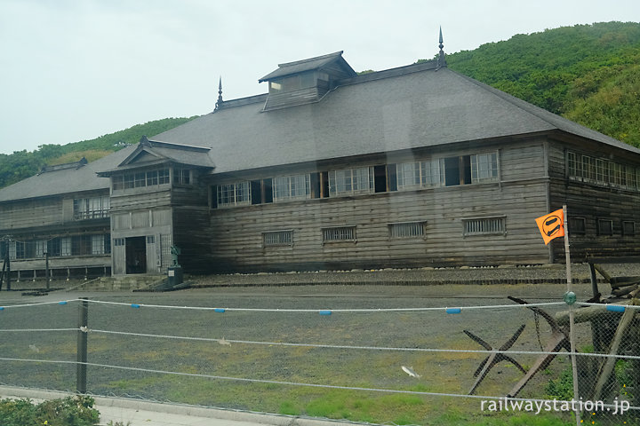 国道232号線小平町内、ニシン漁で栄えた旧花田家番屋