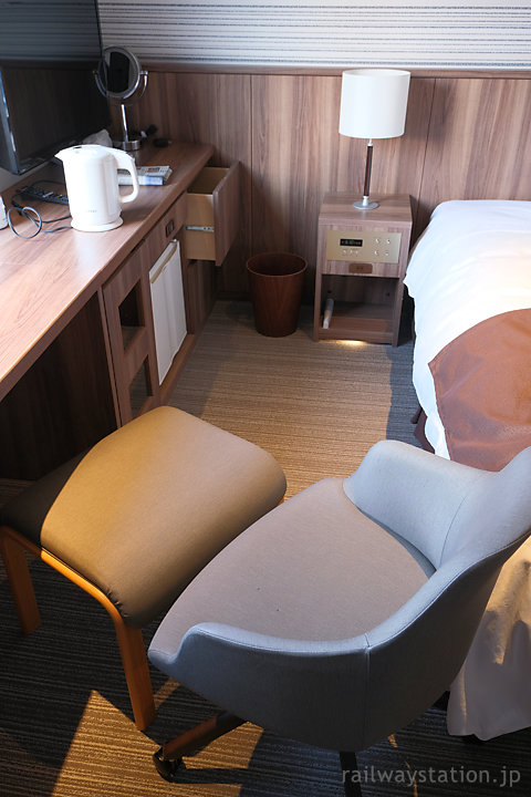 岩手県・大船渡プラザホテル客室設備、椅子と足のせ