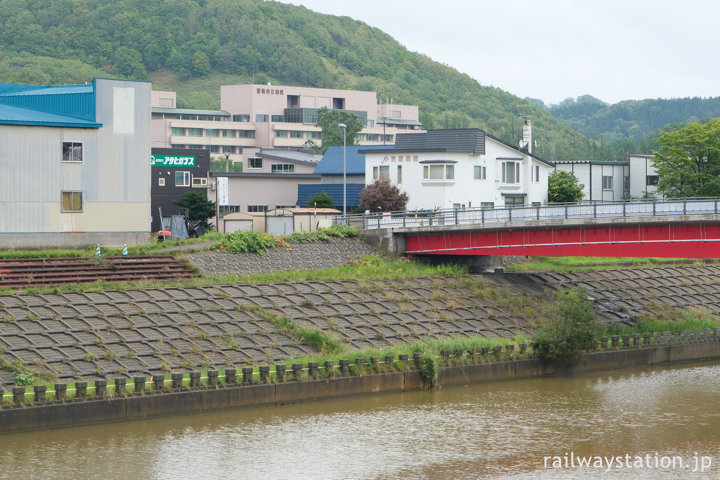 南九条橋停留所から留萌市立病院を見る