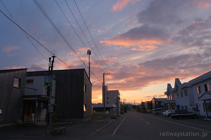 豊富温泉街、夕焼けに染まる空と雲