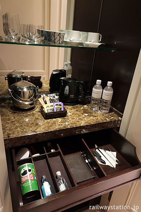 東京ステーションホテル・部屋の無料ドリンク、ミネラルウォーター・コーヒー…