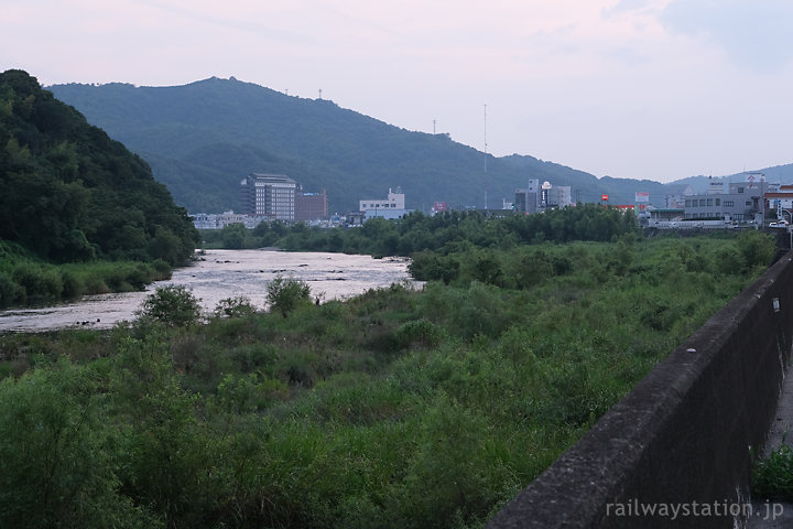 津山市街地を流れる吉井川沿いを走る