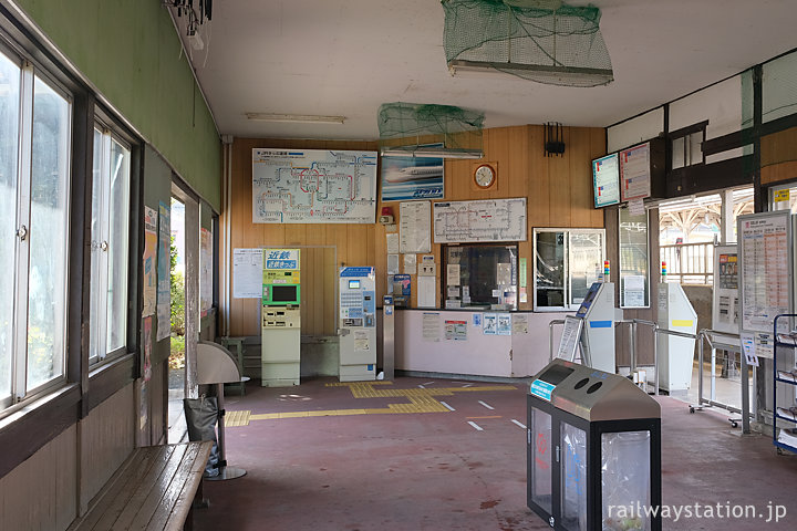 吉野口駅待合室と出札口、JRと近鉄の自動券売機が並ぶ